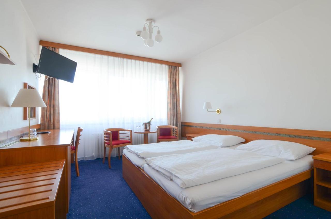 Hotel Ilf Praga Exterior foto